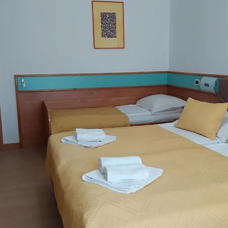 La Rossa Oda ve Kahvaltı 4*