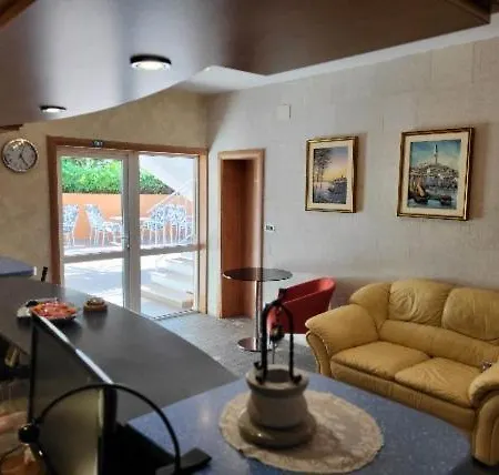 La Rossa Bed & Breakfast 4*