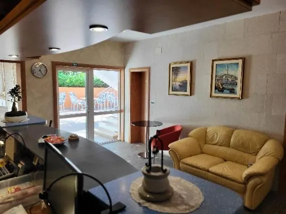 La Rossa Bed & Breakfast 4*